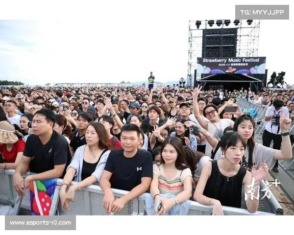 现场观众热情高涨 小组赛氛围火爆激烈引爆全场气氛